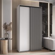 Witte schuifdeurenkast Mina, lamellen in zwarte look, zwarte stalen handgreep, veel opbergruimte, ruimtebesparend, 235,2 x 130 x 60 cm, moderne uitstraling