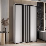 Witte schuifdeurenkast Tharo, ook geschikt voor de woonkamer, zwarte metalen handgreep, ruimtebesparend, veel opbergruimte, stofwerende borstels, 235,2 x 150 x 45 cm
