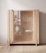 Vitrine kast / Kleur: gebleekt eiken / Massief hout / Geolied eikenhout / Travertijnsteen / 100 x 46 x 106 cm / 2 deuren met glas / 3 vakken / incl. LED verlichting