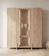 Vitrinekast / Kleur: gebleekt eiken / 3 deuren / Massief hout / Geolied eikenhout / Travertijnsteen / incl. LED verlichting / 12 vakken / 120 x 41 x 140 cm