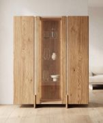 Vitrinekast / Kleur: onbehandeld eiken / 3 deuren / Massief hout / Geolied eikenhout / Travertijnsteen / incl. LED verlichting / 12 vakken / 120 x 41 x 140 cm