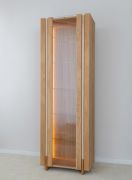 Vitrinekast / Kleur: onbehandeld eiken / 1 deur / Massief hout / Geolied eikenhout / Travertijnsteen / incl. LED verlichting / 6 vakken / 68 x 41 x 206 cm