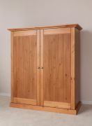 Kledingkast / van massief Fins grenen / Kleur: eiken / Handgrepen: antiek zilver / Maten: 147 x 129 x 54 cm / twee deuren / robuust / natuurlijke nerf