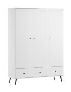 Kledingkast voor de babykamer | Kleur: wit | Kinderkamer | Handgrepen en poten: zwart | modern | 3 deuren | 3 lades | Soft-Close | Maten: 133 x 50 x 185 cm