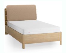 Eenpersoonsbed / kleur: eiken / taupe / gestoffeerde hoofdsteun / vier open schappen / bergruimte achter rugleunung / 120 x 200 cm / inclusief opklapbare lattenbodem