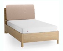Eenpersoonsbed / kleur: eiken / ecru / gestoffeerde hoofdsteun / vier open schappen / bergruimte achter rugleunung / 120 x 200 cm / incl. lattenbodem