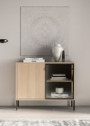 Ladekast / commode | klein | Kleur: eiken Lindberg | 1 glazen deur met aluminium kozijn | 4 vakken | incl. LED verlichting | push-to-open-functie | 107 x 40 x 86 cm | Poten: metaal