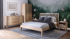 Slaapkamerset B Engordany / 5-delig / Kleur: beuken / massief beukenhout / gelakt / 2 nachtkastjes / 1 tweepersoonsbed met hoog hoofdbord / 1 ladekast / commode / 1 kledingkast