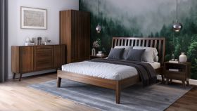 Slaapkamerset L Engordany / 5-delig / Kleur: walnoot / massief beukenhout / gelakt / 2 nachtkastjes / 1 tweepersoonsbed / 1 ladekast / 1 kledingkast