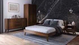Slaapkamerset O Engordany / 5-delig / Kleur: walnoot / Massief beukenhout / gelakt / 2 nachtkastjes / 1 tweepersoonsbed met stevige hoofdbord / 1 ladekast / 1 kledingkast