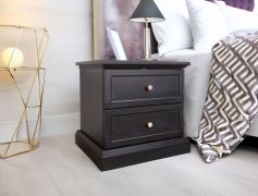 Nightstand Torsakala 22 in grafietzwart voor de slaapkamer, 51 x 52 x 40 cm, 2 functionele lades, genoeg opbergruimte, metalen handgrepen, ABS