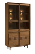 Vitrinekast | 109 x 43 x 204 cm | incl. LED verlichting | eiken karamel | vitrinekast | 2 laden | 6 schappen | 4 deuren | gehard glas Antisol bruin | Inginele 05