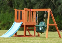 Speeltoren Jungle Camp | 202 x 215 x 116 cm | cederhout | met krijtbord, tafel en klimwand | glijbaan | peuter schommel | breukvaste bouten