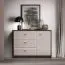 Kommode / Sideboard Mackenzie 05 | Farbe: Eiche Dunin / Kaschmir Hochglanz | Maße: 117 x 40 x 85 cm | Griffe: Metall | 1 Tür | 3 Schubladen | Soft-Close