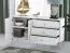 Kommode Roanoke 04, Farbe: Weiß / Weiß Glanz - Abmessungen: 85 x 160 x 40 cm (H x B x T), mit 2 Türen, 3 Schubladen und 2 Fächern