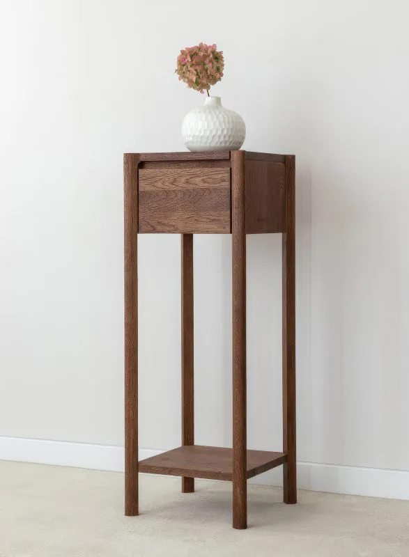 Bijzet ladekast / commode / geolied eiken / kleur: Tabacco / hoge bijzettafel / massief hout / 1 lade / soft close systeem / 1 schap / 33 x 33 x 90 cm / touw 14 / handgrepen gefreesd