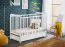 Gitterbett / Babybett im schlichten Design, mit einer Schaumstoffmatratze Avaldsnes 08, Farbe: Weiß - Abmessungen: 93 x 124 x 65 cm (H x B x T), mit einer Schublade