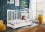 Gitterbett / Babybett im schlichten Design, mit einer Schaumstoffmatratze Avaldsnes 08, Farbe: Weiß - Abmessungen: 93 x 124 x 65 cm (H x B x T), mit einer Schublade