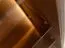 Vitrinekast / Kleur: Tabacco / Massief hout / Geolied eikenhout / Travertijnsteen / incl. LED verlichting / Achterwand: HDF / 120 x 41 x 140 cm