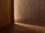 Vitrinekast / Kleur: Tabacco / Massief hout / Geolied eikenhout / Travertijnsteen / incl. LED verlichting / Achterwand: HDF / 120 x 41 x 140 cm